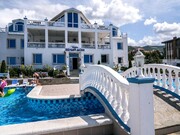 Фасад отеля Белый дом